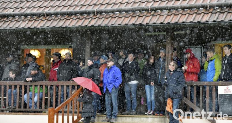 Bei Schneegestöber verloren sich nur 90 frierende Zuschauer, die sich mit ihren Regenschirmen unter das Terrassendach des Clubheims flüchteten, zum Nachbarderby in der Kreisklasse Süd zwischen dem 1. Edelsfeld und dem SV Kauerhof auf dem Sportgelände am Hahnenkamm Bild: Ziegler