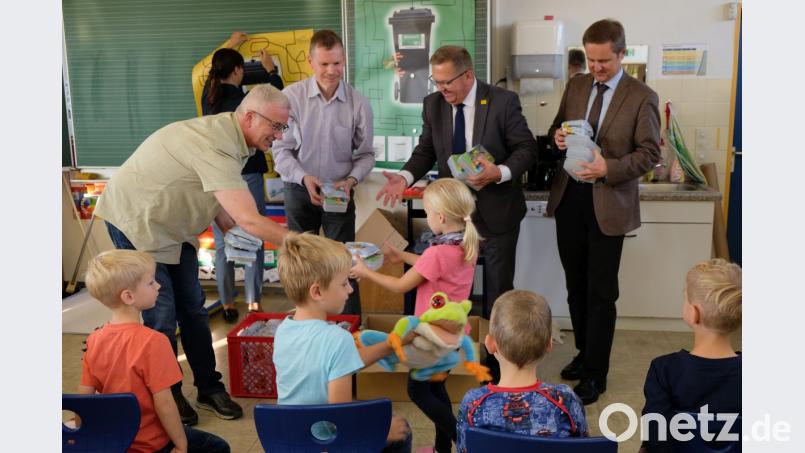 Die Brotzeitboxen verteilen (von links) Abfallberater Ingolf Just, Matthias Seufert, stellvertretender Leiter des Amts für Ordnung und Umwelt, Bürgermeister Martin Preuß und Umweltreferent Bernhard Mitko. Bild: Stadt Amberg/exb