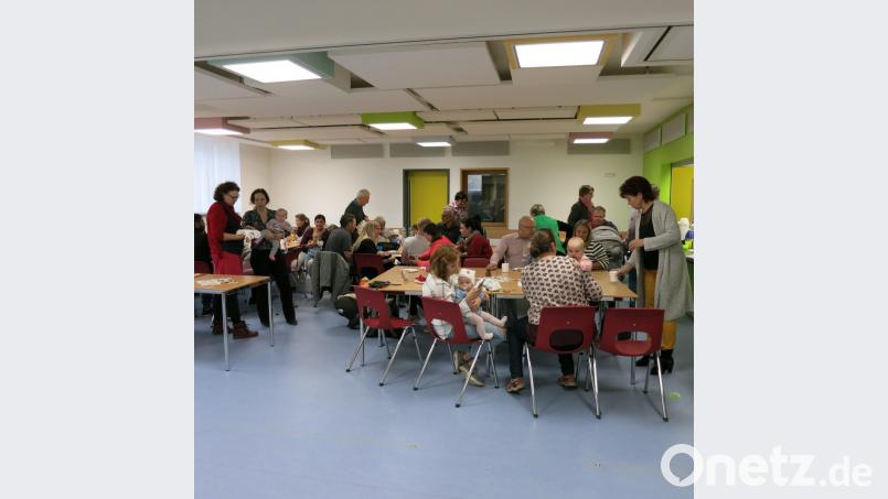 Beim Neugeborenenempfang treffen sich wieder frischgebackene Eltern in der Markus-Gottwalt-Schule. Dabei können sie sich mit verschiedenen Ansprechpartnern bei Kaffee und Kuchen austauschen. Bild: rn