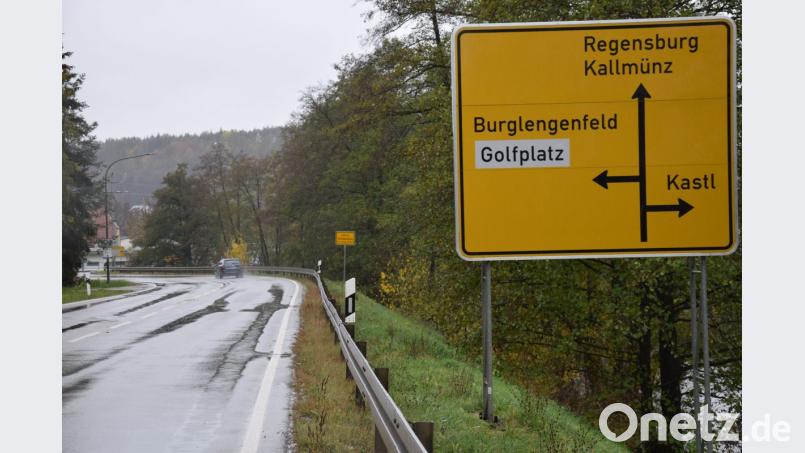 Zu den Schildern, die im Vilstal Verkehrsteilnehmern den Weg weisen, sollen jetzt noch ergänzende für den Militärverkehr zum Übungsplatz Hohenfels hinzukommen. Sie sollen dafür sorgen, dass sich die Soldaten mit ihren schweren Fahrzeugen nicht mehr in den Ortskernen verirren. Bild: bö