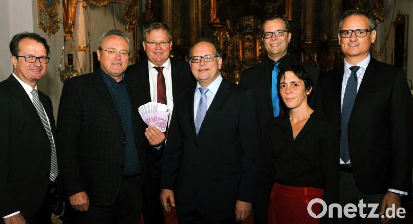 Über die großzügigen Spenden der Orgelkonzert-Besucher freuen sich (von links) VR-Bank-Vorstand Dieter Paintner, Franz Meier, Oberbürgermeister Michael Cerny, Organist Bernhard Müllers, Stadtpfarrer Thomas Helm, Kulturfachkraft Barbara Frey und Kulturreferent Wolfgang Dersch. Bild: gf