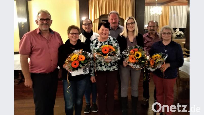 Bürgermeister Rudolf Schopper verabschiedert Gabi Mois, Anni Hausner, Stefanie Kink und Josef Würth (von links). Mit dabei waren dritte Bürgermeisterin Maria Sauer und zweiter Bürgermeister Josef Stangl (hinten) sowie Rosi Würth (rechts). Bild: arw