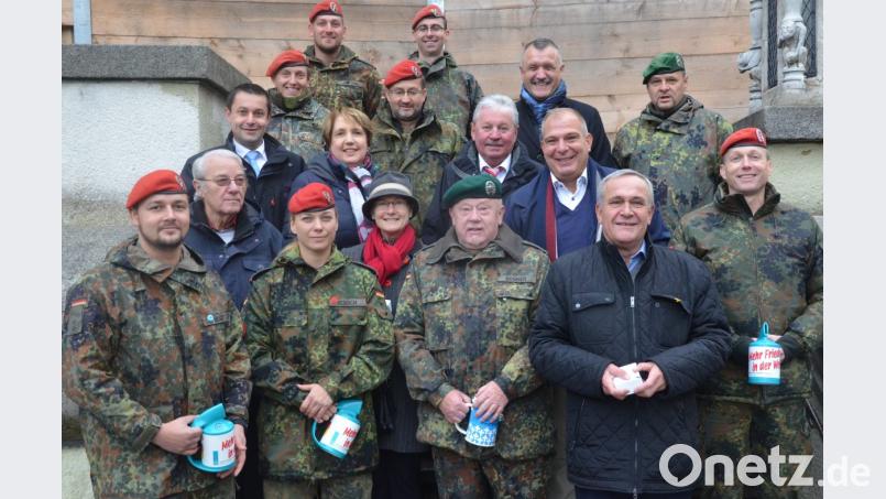 Für die Kriegsgräberfürsorge sammelten Prominente aus Bundeswehr und Politik. Bild: Kunz