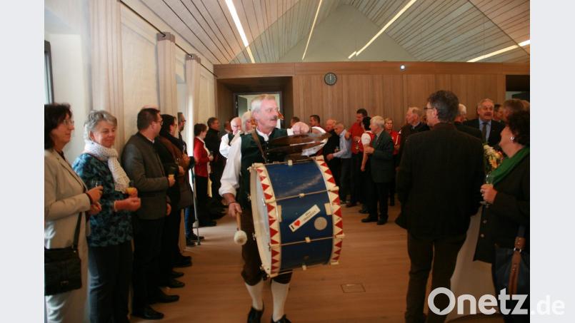 Eingeleitet wird die Gratulationscour im Tagungszentrum mit Blasmusik. Bild: wro