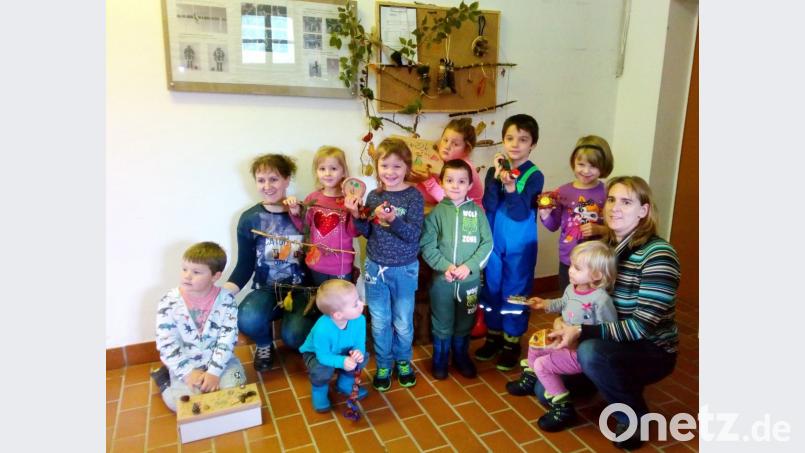 Die Kinder basteln mit Sabine Prechtl (rechts) und Martina Wurm (Zweite von links) nach der Naturerkundung im Feuerwehrhaus Beringersreuth kleine Dinge. Bild: hl