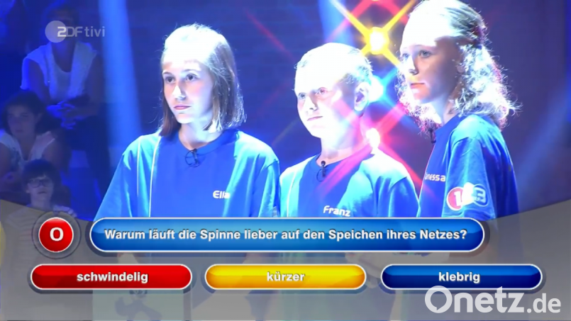 Bei dieser Frage sind die Vohenstraußer Kandidaten die schnellsten. Franz Uhlmann (Mitte) beantwortet die Frage mit Hilfe von Ella Kohl (links) und Vanessa Bergmann (rechts) auch richtig. Bild: dob