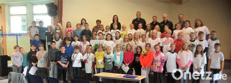 Die Grundschüler mit ihren Wimpeln. Bild: pad