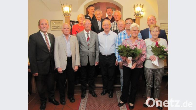 Die Industriegewerkschaft Bergbau, Chemie, Energie zeichnet langjährige verdiente Mitglieder aus
(vorne, von links): Anna Zeitler und Gisela Mader; zweite Reihe (von links): Ortsgruppenvorsitzender Josef Birner, Elmar Kral, Robert Gerstmann, Ignatz Mader, Willi Lang, Richard Sebast und Gewerkschaftssekretär Michael Gruschke; dritte Reihe (von links): Johann Böller, Günter Kern und Rudolf Meyer; vierte Reihe (von links): Karl Lippert und Norbert Heinz. Bild: bij
