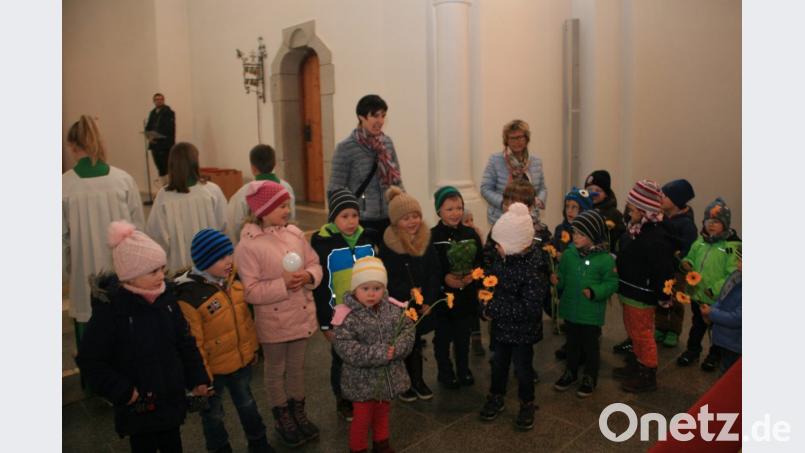 Mit einem Gedicht überrascht der Kindergarten "Sankt Rita" den Jubilar. Bild: wro