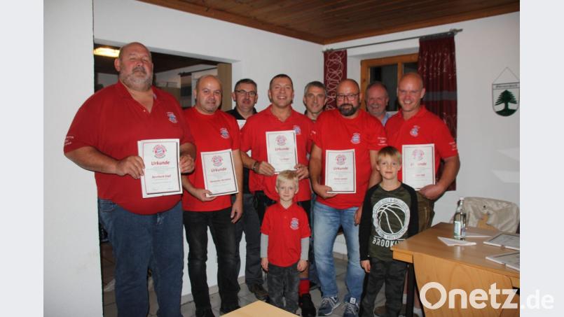 Die anwesenden Gründungsmitglieder sind vom Vorsitzenden Bernhard Zapf (links) mit Dank- und Treueurkunden ausgezeichnet worden. Auch der Nachwuchs (vorne) steht schon bereit. Bild: frd