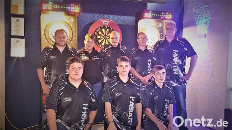 Das erste Jugendteam bilden Thomas Zwick, Fabian Dierl und Florian Wagner (vorne, von links) und Kevin Brenner (hinten, Zweiter von rechts). Aushelfer sind Kapitän Thomas Danzl, Steffi Riedl und Josef Ebnet (hinten, von links) und Vorsitzender Martin Bauer (hinten, rechts). Bild: gz