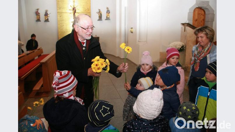 Geschenke und Blumen überreichen die Kinder von „Sankt Rita“. Rechts im Bild die Leiterin der Einrichtung, Sabine Preisinger. Bild: wro
