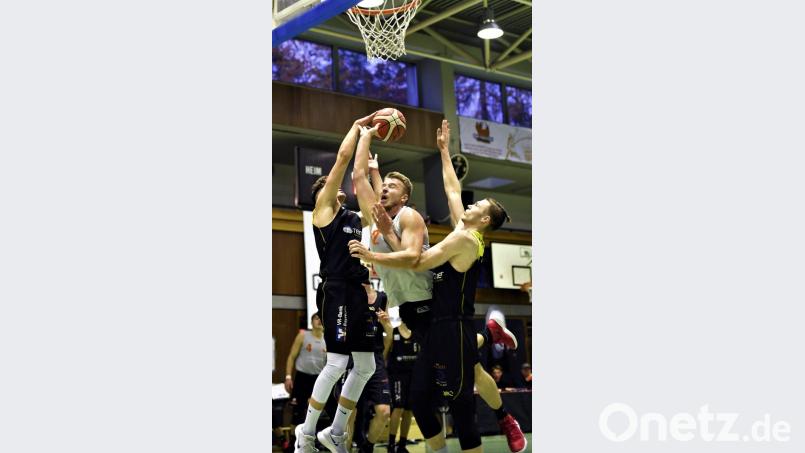 Jonas Meißner (Mitte, am Ball) war der eifrigste Punktesammler der DJK. Für eine ähnliche Aktion zum Korb gegen zwei Bayreuther Gegenspieler musste der Neustädter Center vom Platz und fehlte in der umkämpften Schlussphase. Bild: btg