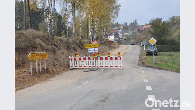 Zwischen Lämersdorf und Hammer ist die Kreisstraße NEW 23 derzeit komplett für den Verkehr gesperrt. Grund ist die Verlegung des Wärmeleitungsnetzes vom Bioenergielandwirt Mitlmeier bis zum Sägewerk Herold. Bild: dob