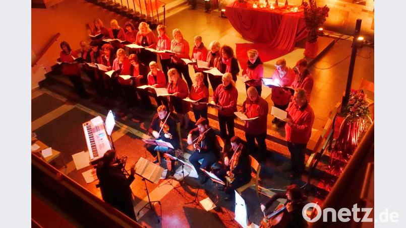 Der Gospelchor &quot;Voices of Joy&quot; singt zum ersten Mal begleitet vom Hubert-Streichquartett - eine zauberhafte Kombination! Bild: gac