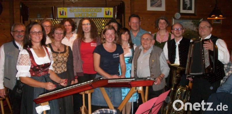 Mit Zithermusik, Witzen und beliebten volkstümlichen Weisen unterhalten die Akteure des Musikantenstammtisches ihre Gäste aufs Beste. Bild: exb