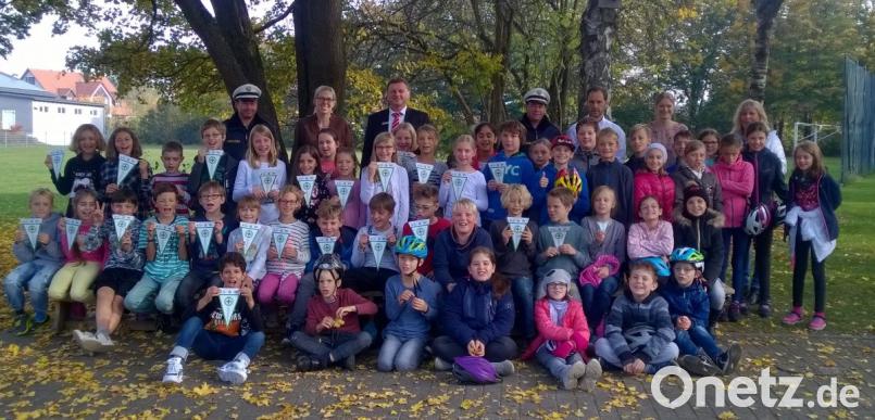 Die bei der Radfahrprüfung erfolgreichen Ammersrichter Viertklässler. Bild: exb