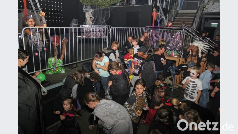 "Süßes und Saures" werfen die "Dance-Kids" zur Freude der kleinen Besucher in die Menge. Bild: Dobmeier