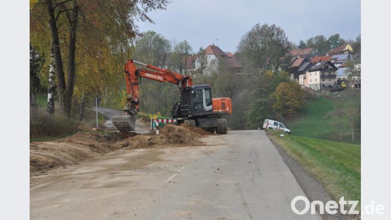 Zwischen Lämersdorf und Hammer ist die Kreisstraße NEW 23 derzeit komplett für den Verkehr gesperrt. Grund ist die Verlegung des Wärmeleitungsnetzes vom Bioenergielandwirt Mitlmeier bis zum Sägewerk Herold. Bild: dob