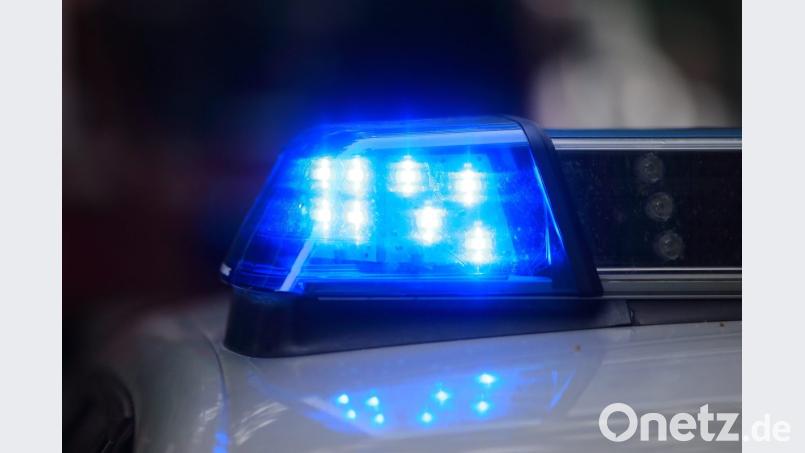 Blaulicht auf einem Fahrzeug der Polizei. Foto: Jens Wolf/Archiv Bild: Jens Wolf