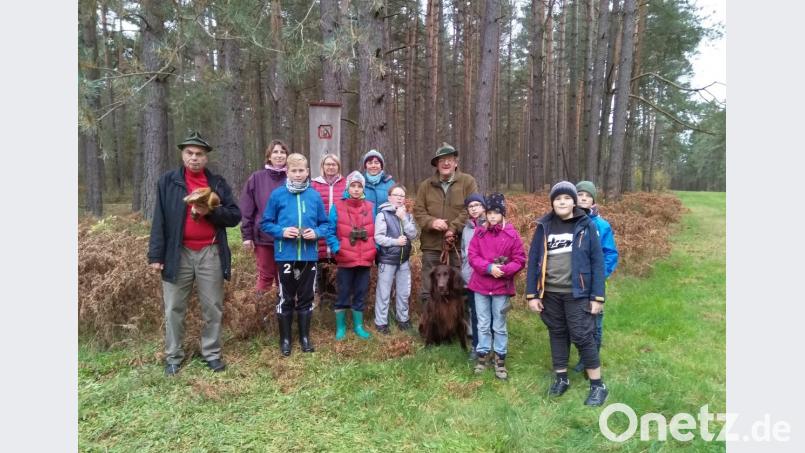 Gebenbacher Kinder begleiten den Jäger Norbert Graf und seinen Hund Birko durch den Wald. Bild: exb