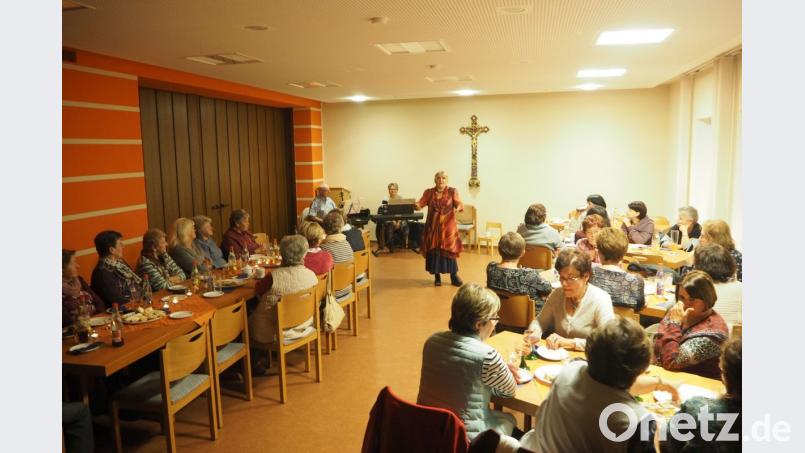 Zahlreiche Frauen und zwei Männer lauschen den Geschichten von Edeltraud Forster und der Musik von Martina Brenner und Willibald Wirth. Bild: gz