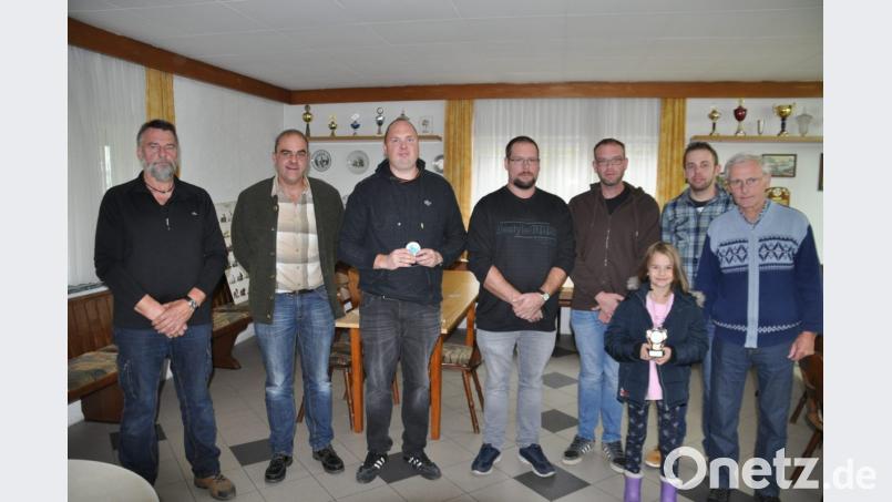 Stellvertretender Ausstellungsleiter Wolfgang Liedl und Kreisvorsitzender Wolfgang Gründl (von links) gratulieren den Siegern und Platzierten des Rex- und Wiener-Clubs der Sektion Oberpfalz. Bild: ak
