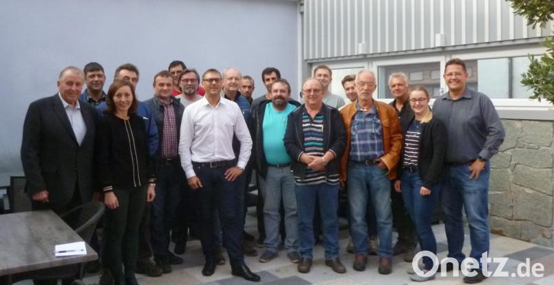 Baurätin Huberta Bock (Dritte von links) und Abteilungsleiter Erik Bergner (Achter von links) vom Amt für ländliche Entwicklung begleiten das Startseminar der kleinen Dorferneuerung in Schlattein und Kalmreuth. Bild: omu