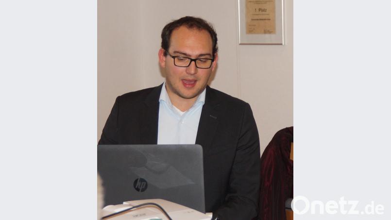 Projektingenieur Christian Winterhalter von der Energieagentur Regensburg hatte die gemeindlichen Liegenschaften untersucht und gab Empfehlungen, um einen Beitrag der Gemeinde zur Energiewende zu leisten. Bild: weu