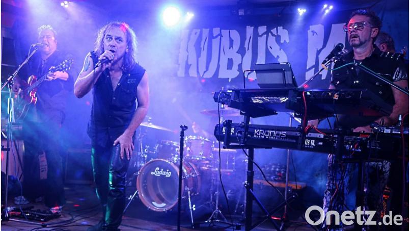 Wenn Tobo Miedander auf Uriah-Heep-Frontmann David Byron macht, bebt die Bude. Bild: Kunz