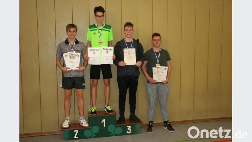 Die Sieger in der Jungenkonkurrenz (von links) Jannik Fricke (TV Glück-Auf Wackersdorf), dreifacher Bezirksmeister Jonas Dinter (TV Glück-Auf Wackersdorf) sowie die Drittplatzierten Christoph und Johannes Schneider (KF Oberviechtach). Bild: blg