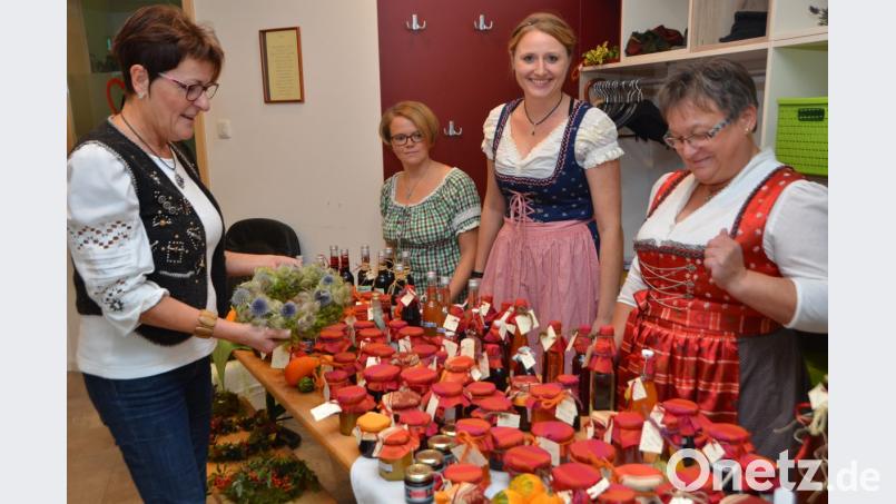 Das furiose Finale des Herbstes konnten sich die Besucher der AWO-Tagespflegeeinrichtung mit nach Hause nehmen. Das Tagespflegeteam hatte allerhand Ideen aufgetischt. Bild: dob