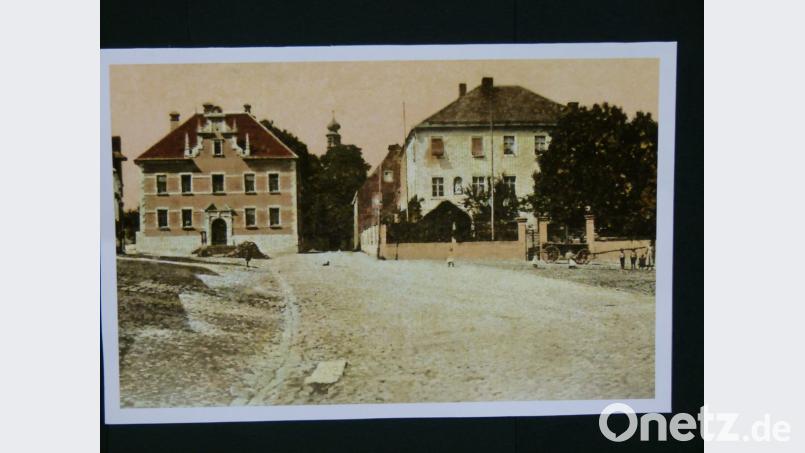 Auf dieser Fotografie ist das Ensemble Vermessungsamt-Landratsamt (Bezirksamt) vor etwa einem Jahrhundert zu sehen. 50 Jahre vor Entstehung des Bildes gehört zum Gebäude auch noch das aus dem Jahr 1536 stammende Obere Stadttor mit der Wohnung des Stadttürmers. Aus Platzgründen und wegen angeblicher Baufälligkeit ist dafür am 31. März 1865 jedoch ein Abrissbeschluss der Königlichen Regierung erteilt worden. Der Abbruch zieht sich bis November 1867 hin. Bild: rn