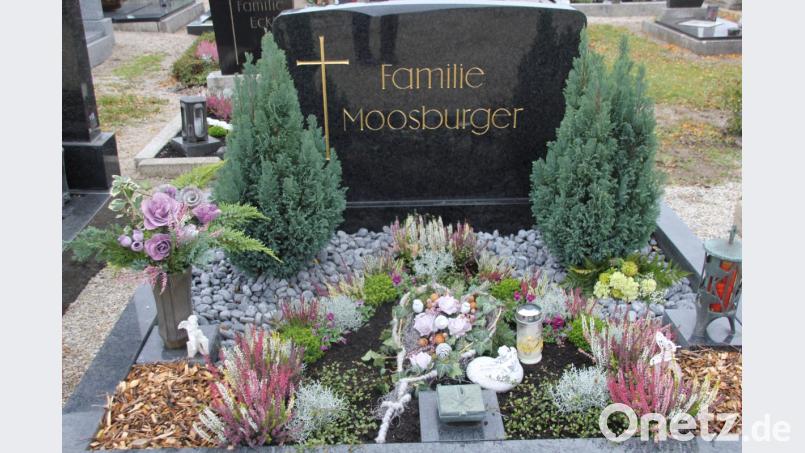 Wer das Moosburger-Grab auf dem Dreifaltigkeitsfriedhof kennt, weiß, dass es das ganze Jahr über top gepflegt ist, an Allerheiligen aber trifft dies besonders zu. Bild: ads