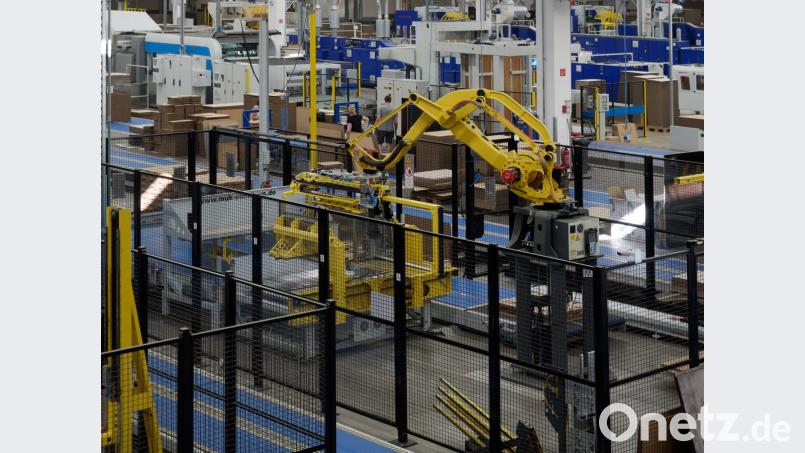 Palettierroboter zum Auf- und Zusammenstapeln der fertigen Kartonagen. Bild: tr