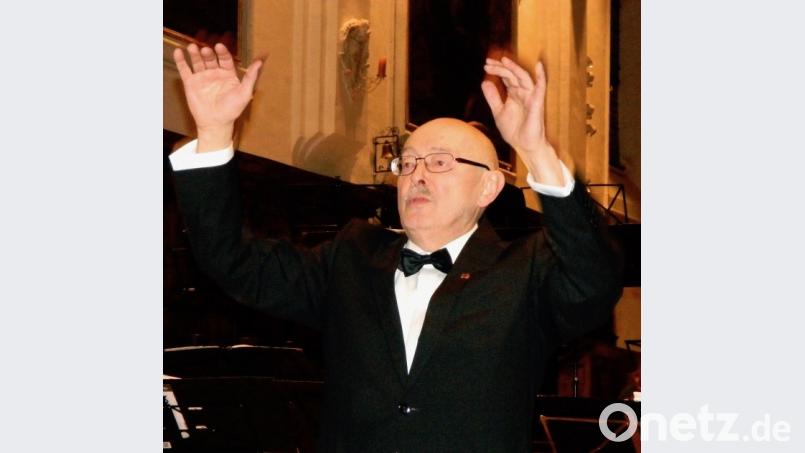 Karl Heinz Malzer dirigiert ein Chorkonzert Bild: Malzer, Karl Heinz