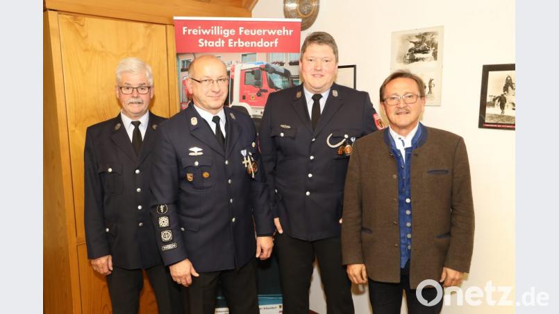 Erster Kommandant Bernhard Schmidt (zweiter von rechts) und zweiter Kommandant Wolfgang Gruber (zweiter von links) wurden in der Dienstversammlung erneut wiedergewählt. Mit auf dem Bild (von links) Feuerwehrvorsitzender Albert Vollath und Bürgermeister Hans Donko. Bild: njn