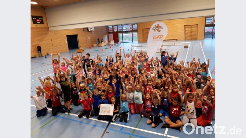 Mit der &quot;Fit4future&quot;-Rakete beenden die Grundschüler den Aktionstag. Bild: bk