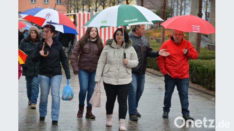 Pech mit dem Wetter hatte der Tirschenreuther Kirchweihmarkt. Gefragt waren Regenschirme, oder zumindest regenfeste Kleidung. Bild: jr