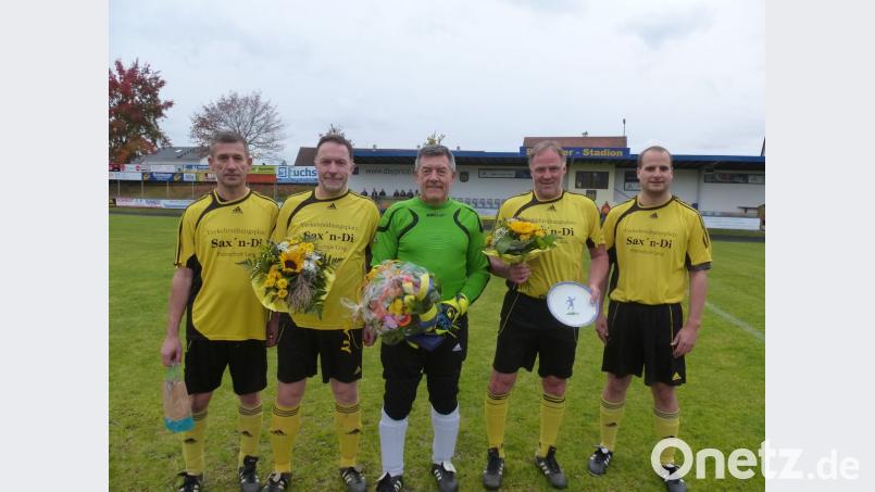 &quot;Euer Einsatz ist aller Ehren wert&quot; dankt TSG-Fußballabteilungschef Christian Härtl den drei AH-Stützen Rainer Niewerth, Karl-Heinz Hasler, Markus Fillinger mit zweitem Spielführer Thomas Brünnig (von rechts). Bild: bk
