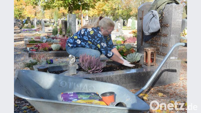 Gerne verbringt Christine Grüner ihre Zeit auf dem Friedhof nicht. Trotzdem kümmert sie sich jedes Jahr kurz vor dem stillen Feiertag um das Grab ihrer Eltern und Großeltern. Bild: Gabi Schönberger