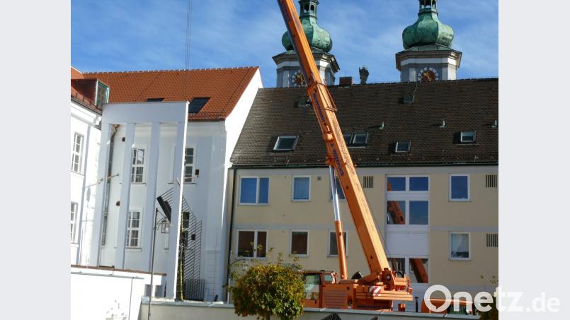 Mit einem schweren Autokran sind die Treppenelemente an Ort und Stelle gehoben worden. Bild: kgg