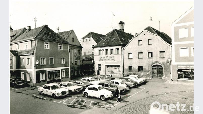 Dieser Platz sieht heute ganz anders aus. Hier gibt es frischen Kaffee und Bäume und einen berühmten Amberger Brunnen, der etwas mit Tieren zu tun hat. Bild: exb