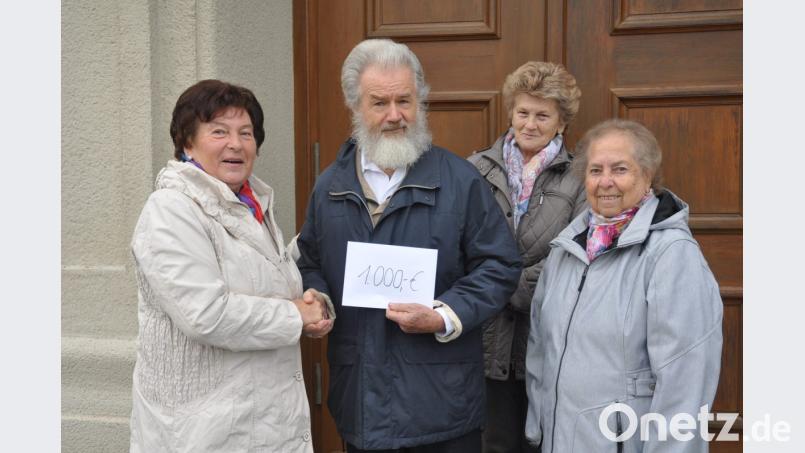 Hildegard Busch, Isabella Klein und Elfriede Riedlbauer (von links) vom Missionskreis überreichen 1000 Euro an Pater Ferdinand. Bild: dob