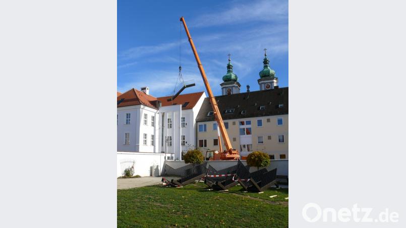 Mit einem schweren Autokran sind die Treppenelemente an Ort und Stelle gehoben worden. Bild: kgg