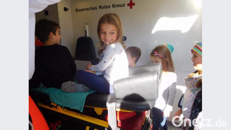 Für die Krippenkinder war es eine Freude, im Rettungswagen mit der höhenverstellbaren Trage Aufzug zu fahren. Bild: u