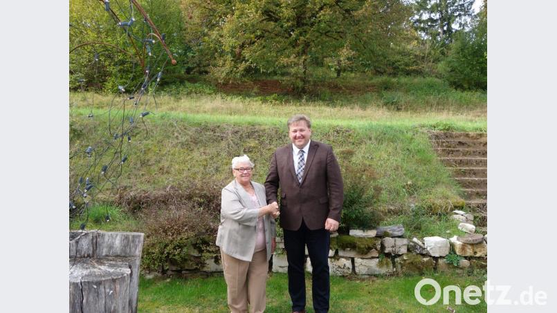 Bürgermeister Stefan Braun gratulierte Maria Hiereth zum 80. Geburtstag. Bild: aun