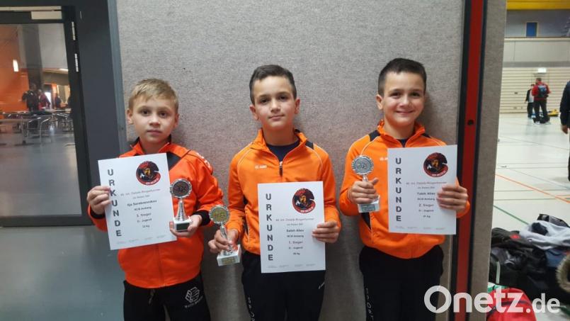 Das Ringer-Trio mit Medaillen. Bild: exb