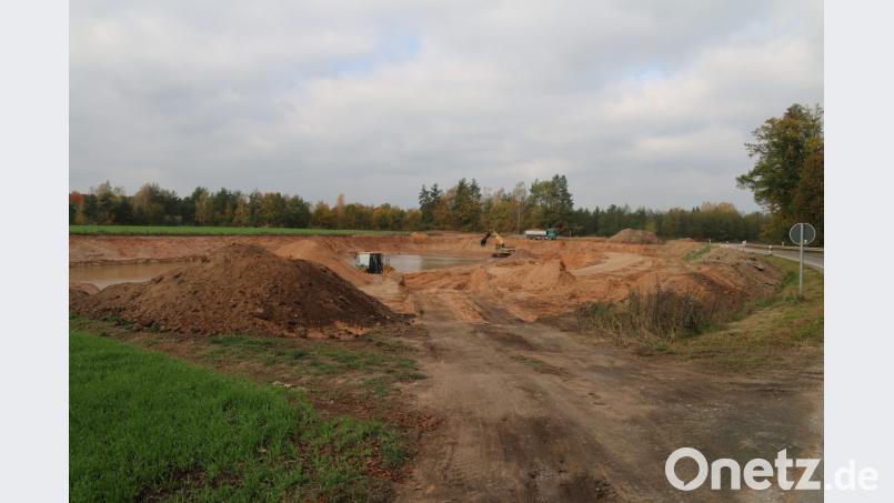 Wurde hier bereits mit Baggerarbeiten begonnen, ohne eine nötige Genehmigung zu haben? Der Stadtrat möchte dies prüfen. Bild: sne