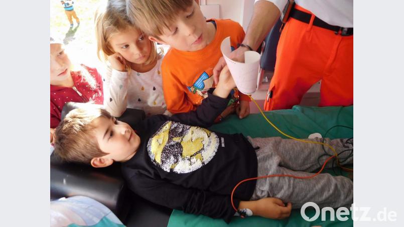 Kinder, die sich trauten, konnten im Rettungswagen beim EKG ihren Herzschlag betrachten. Den Ausdruck durfte sie mit nach Hause nehmen. Bild: u